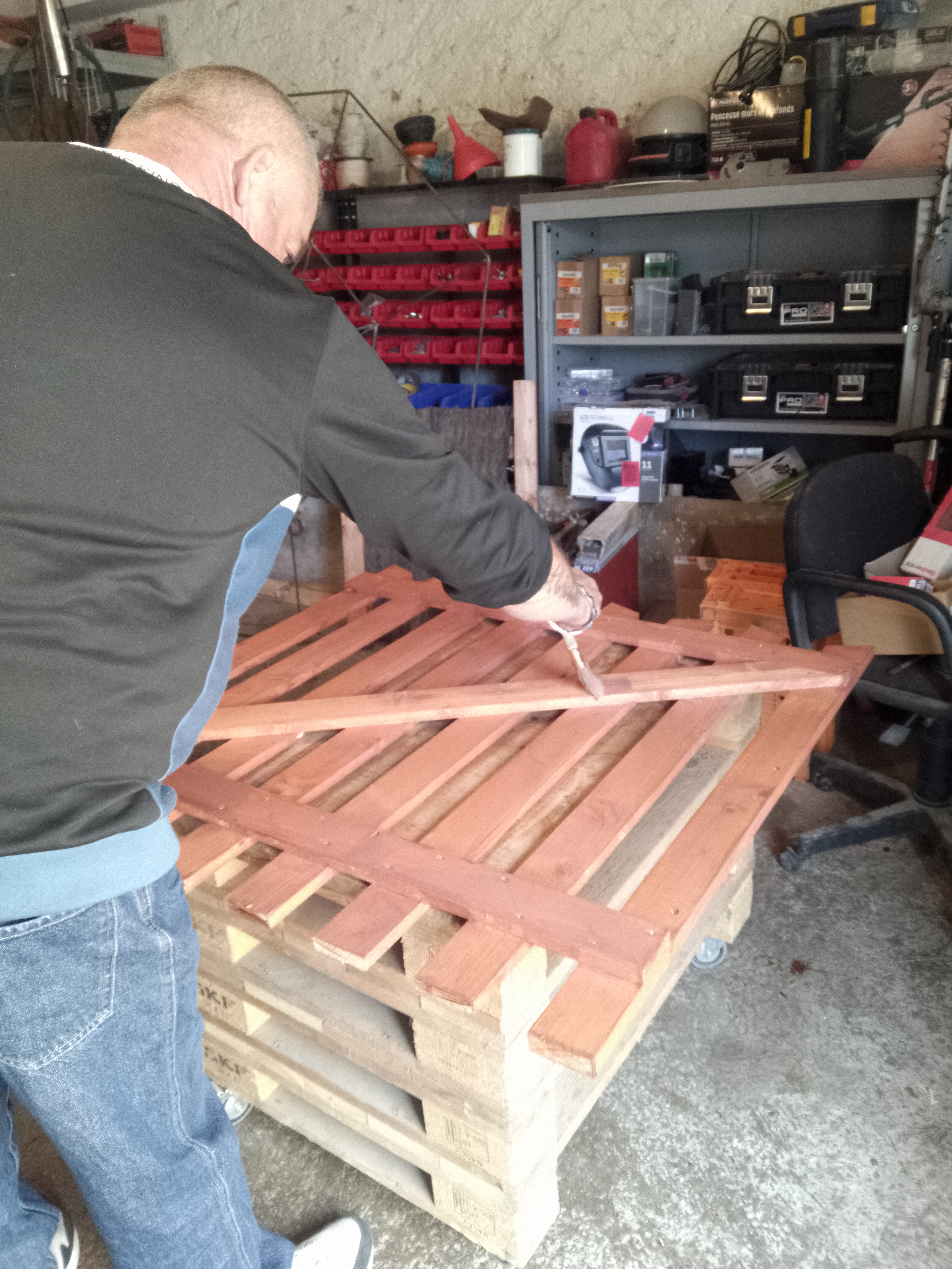 Réalisation combinant brande, bois et métal dans un cadre professionnel
