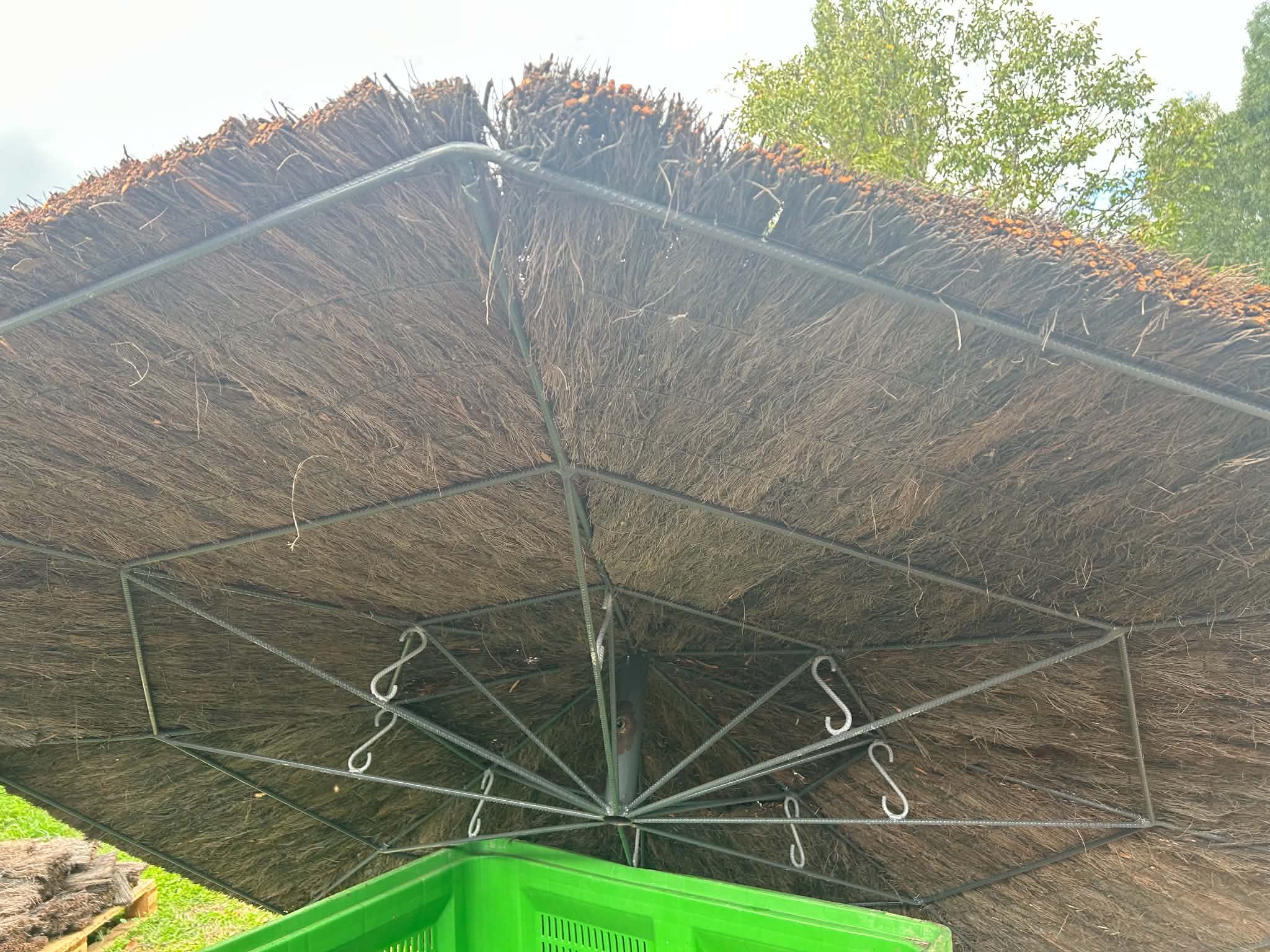 Photo authentique d’un membre de l’équipe au travail sur une structure sur mesure en brande.