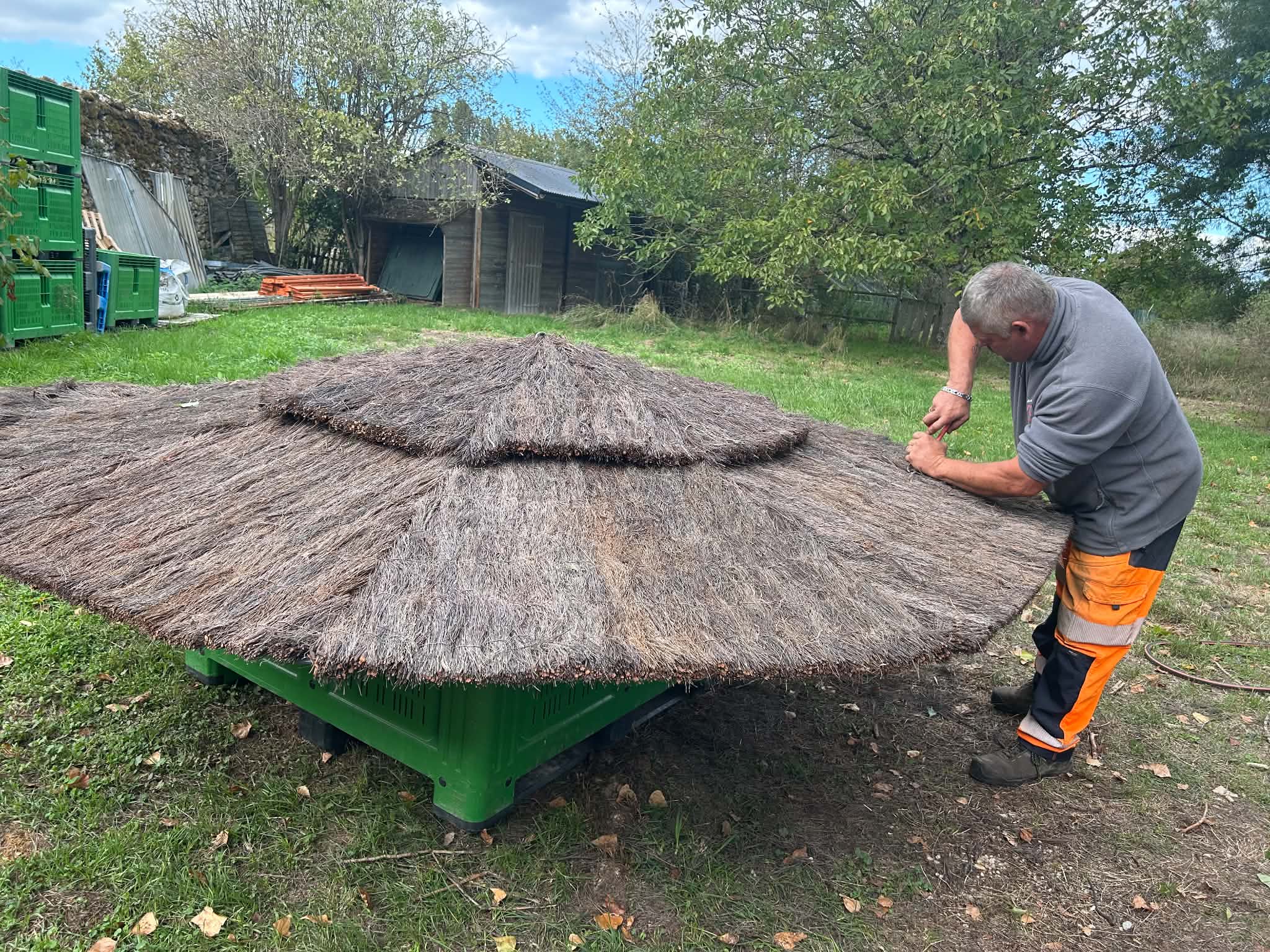 Photo authentique de l’atelier et du travail de fabrication en brande, bois et métal réalisé par l’équipe de La Brande de Touraine.