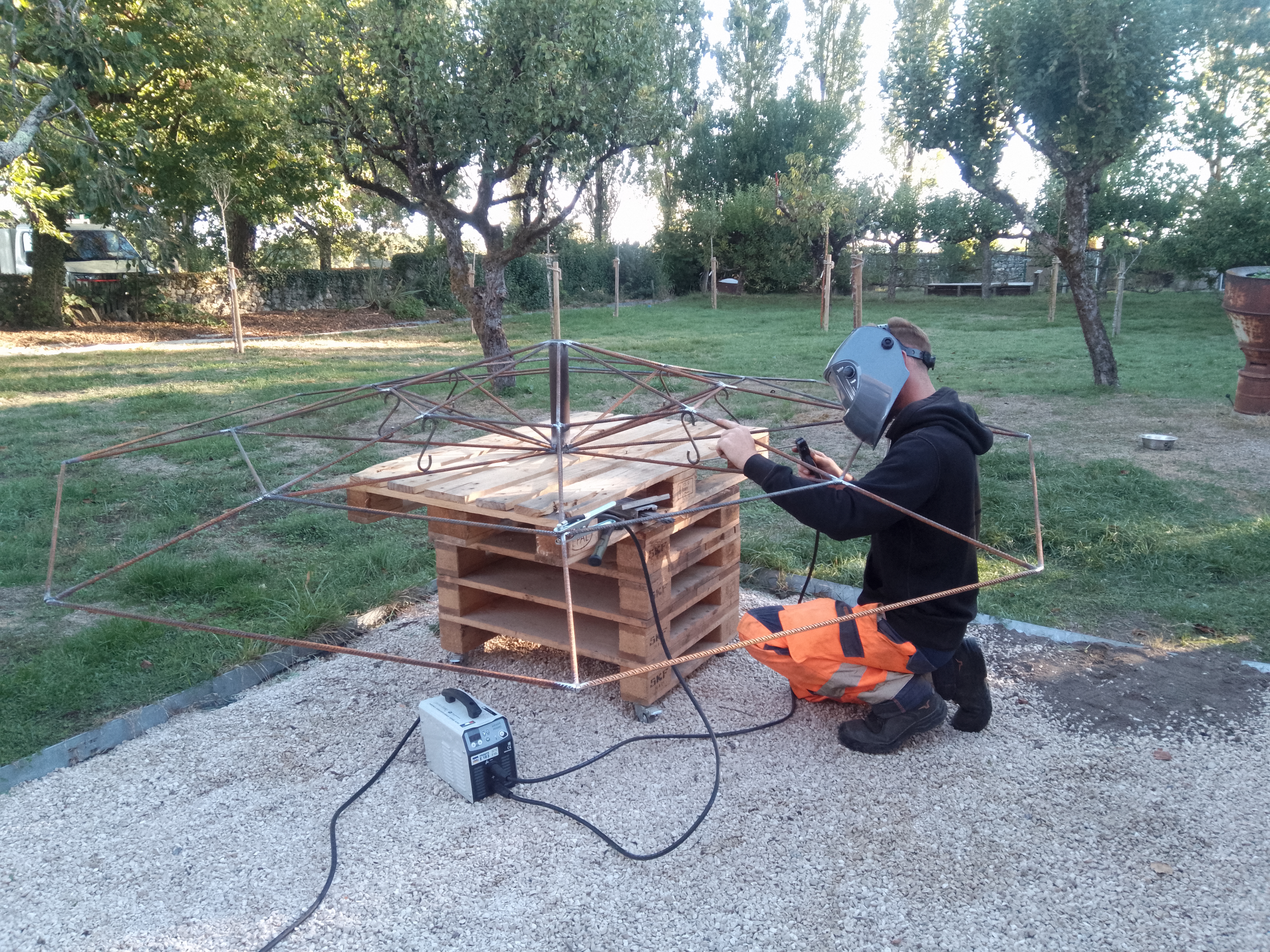 Photo authentique de l’équipe en fabrication, illustrant la fabrication française et les solutions extérieures personnalisées.